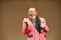 マスコミ向けに漫談を披露する街裏ぴんく。