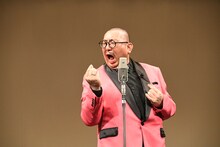 マスコミ向けに漫談を披露する街裏ぴんく。