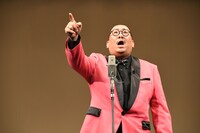 マスコミ向けに漫談を披露する街裏ぴんく。