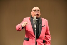 マスコミ向けに漫談を披露する街裏ぴんく。