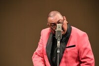 マスコミ向けに漫談を披露する街裏ぴんく。