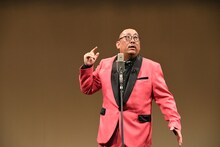 マスコミ向けに漫談を披露する街裏ぴんく。