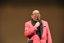 マスコミからの質問に答える街裏ぴんく。