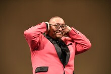 かわいいポーズを求められる街裏ぴんく。