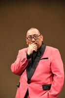 フォトセッションでカッコいいポーズを求められる街裏ぴんく。