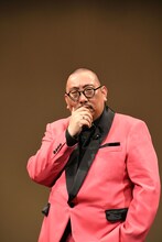 フォトセッションでカッコいいポーズを求められる街裏ぴんく。