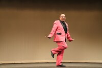 報道陣にかわいいポーズを求められ、応じる街裏ぴんく。