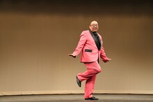 報道陣にかわいいポーズを求められ、応じる街裏ぴんく。