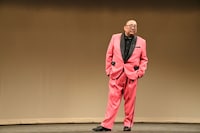 カッコいいポーズを求められる街裏ぴんく。