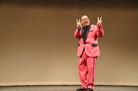 かわいいポーズを求められる街裏ぴんく。