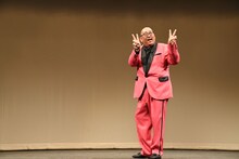 かわいいポーズを求められる街裏ぴんく。