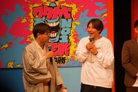 「ワタナベお笑いNo.1決定戦2024」準決勝でMCを務めたロッチ・コカド（右）と特別ゲストの立川志らく（左）。