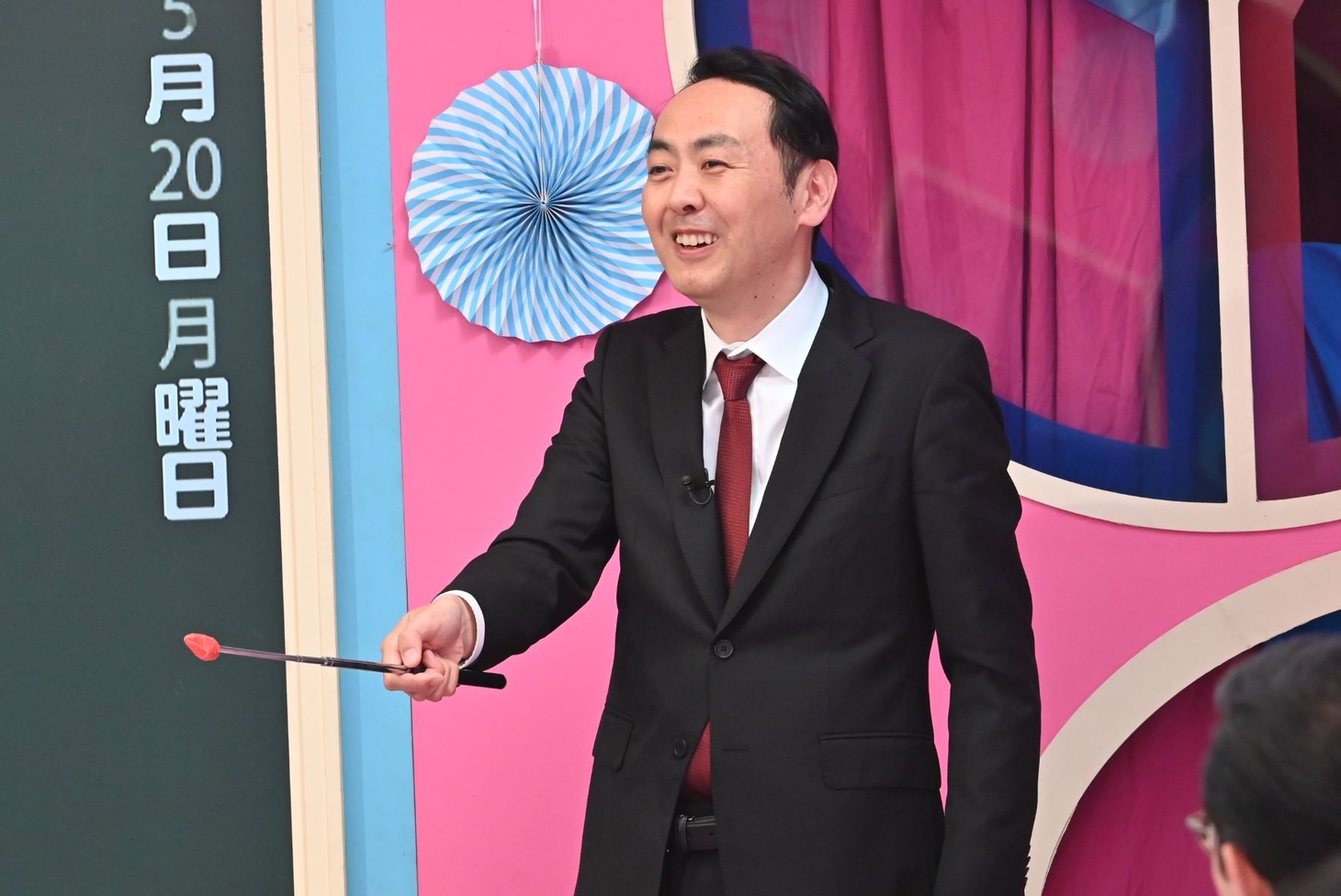 担任のタナカ先生ことアンガールズ田中。(c)フジテレビ