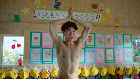 「アースノーマット」の新WebCM「幼稚園」編のワンシーン。