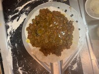 伸ばした生地に、よけておいたカレー200gをかける。