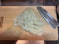 玉ねぎをみじん切りにする。