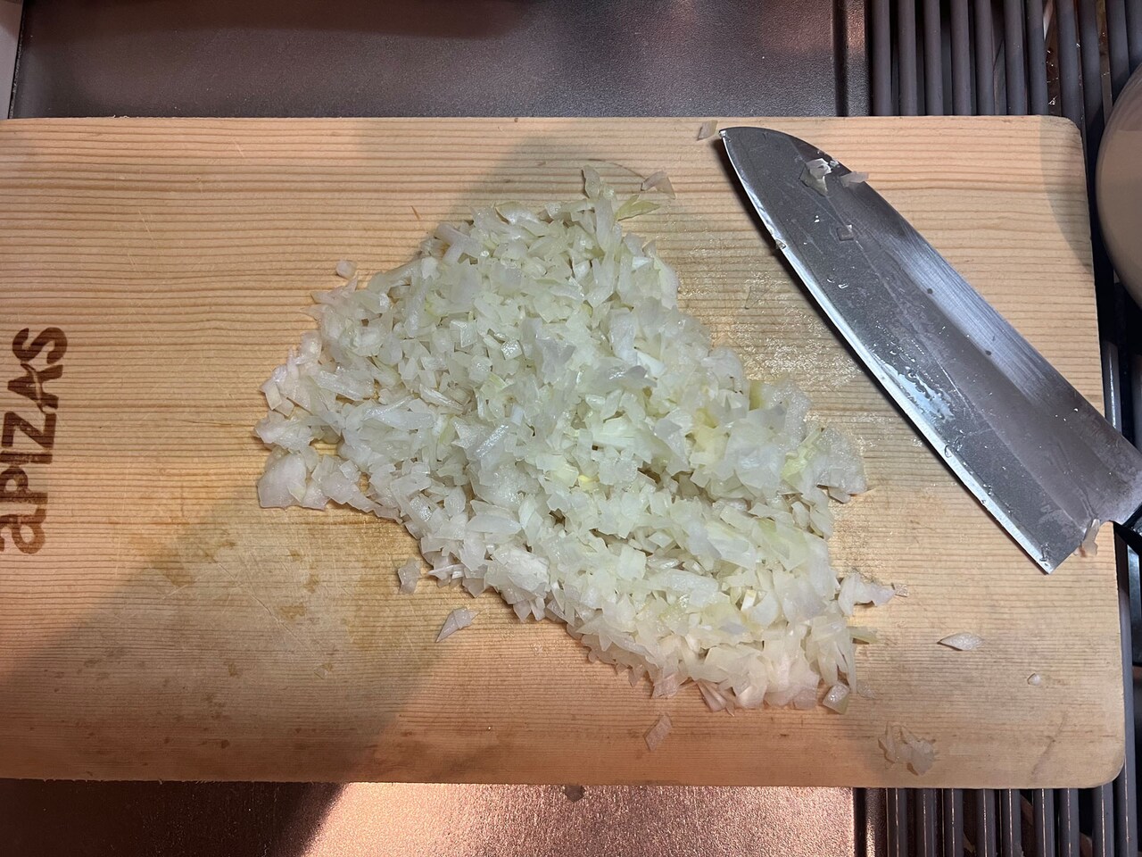 玉ねぎをみじん切りにする。