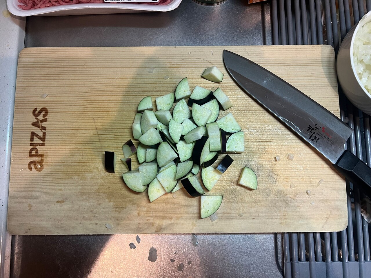 なすをいちょう切りにする。