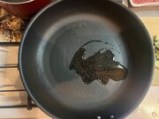 フライパンに油を敷く。