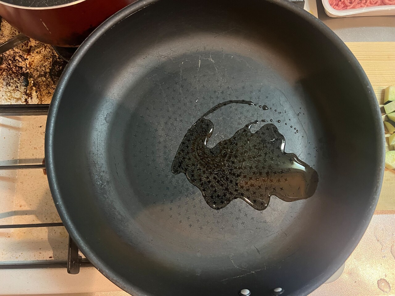 フライパンに油を敷く。