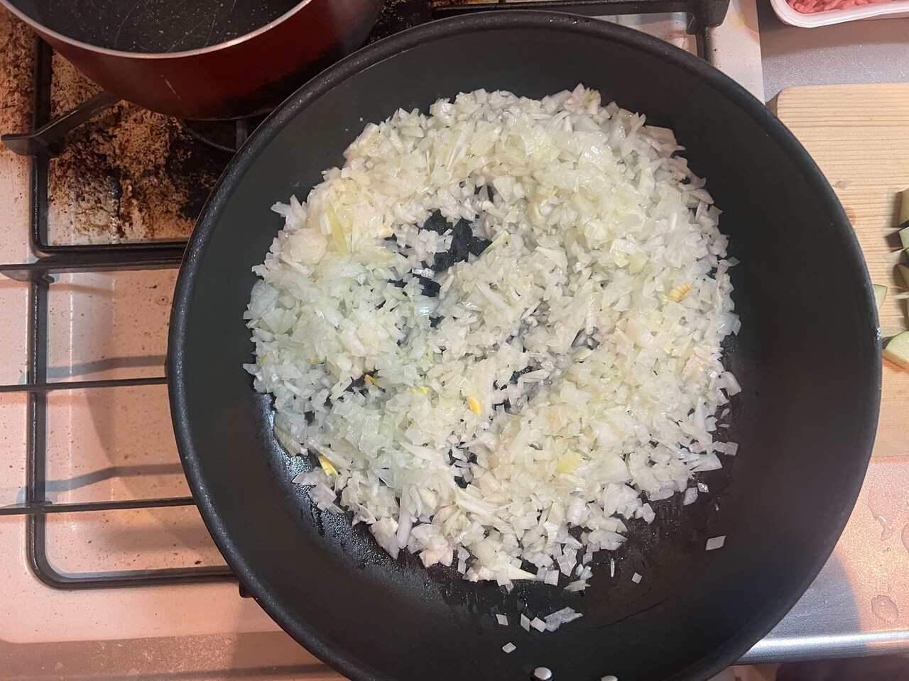 みじん切りした玉ねぎを入れて軽く炒める。