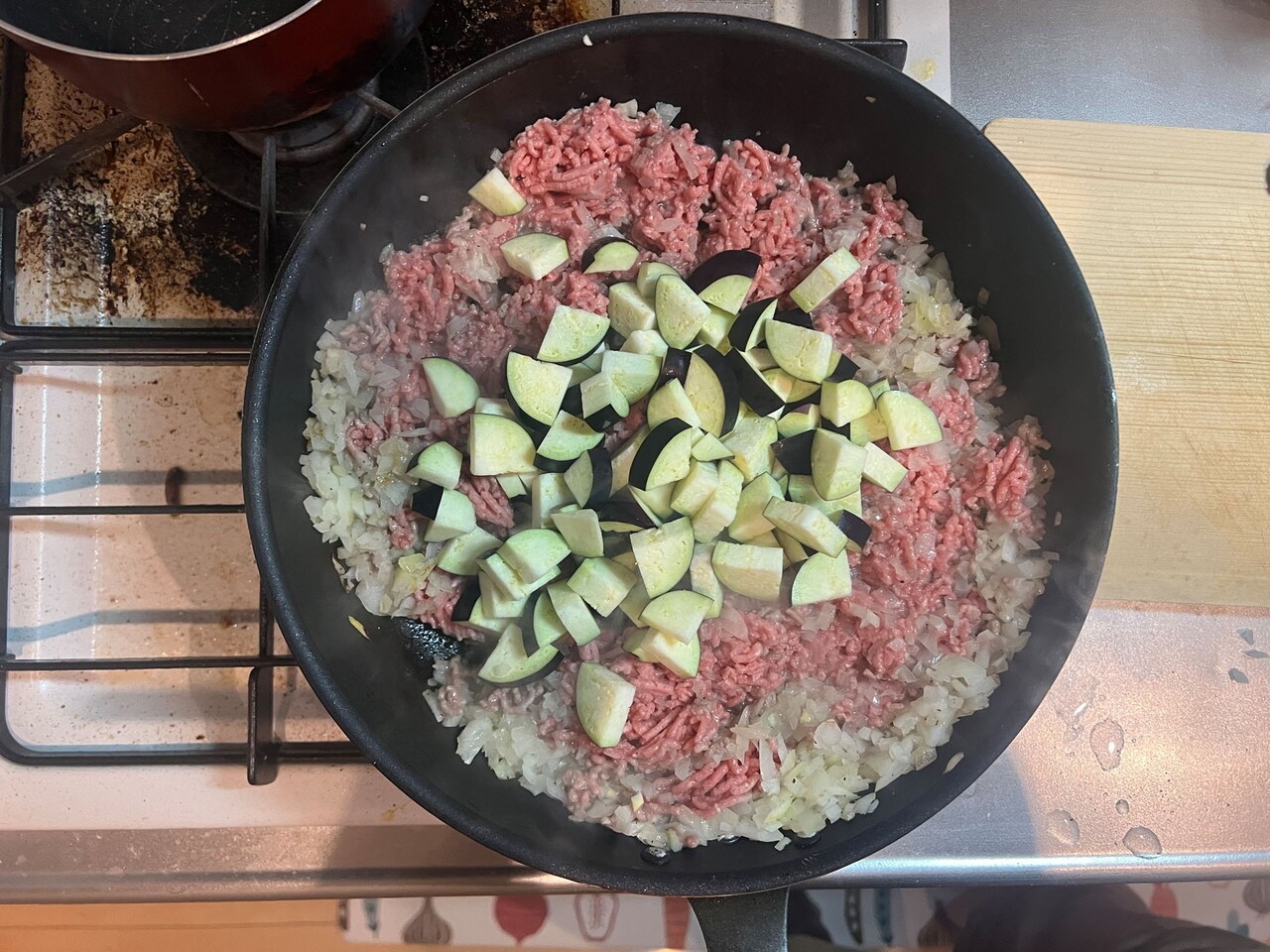 多少色が入ったところでナスを加える。