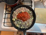 カットトマト缶を入れる。