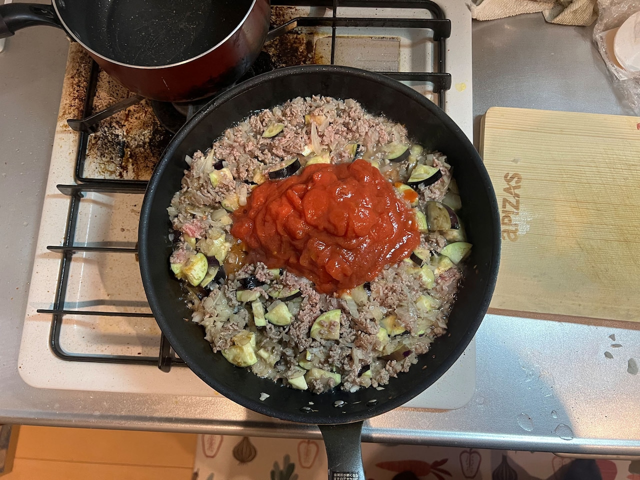 カットトマト缶を入れる。