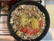 ドライキーマカレーの素を2袋加える。