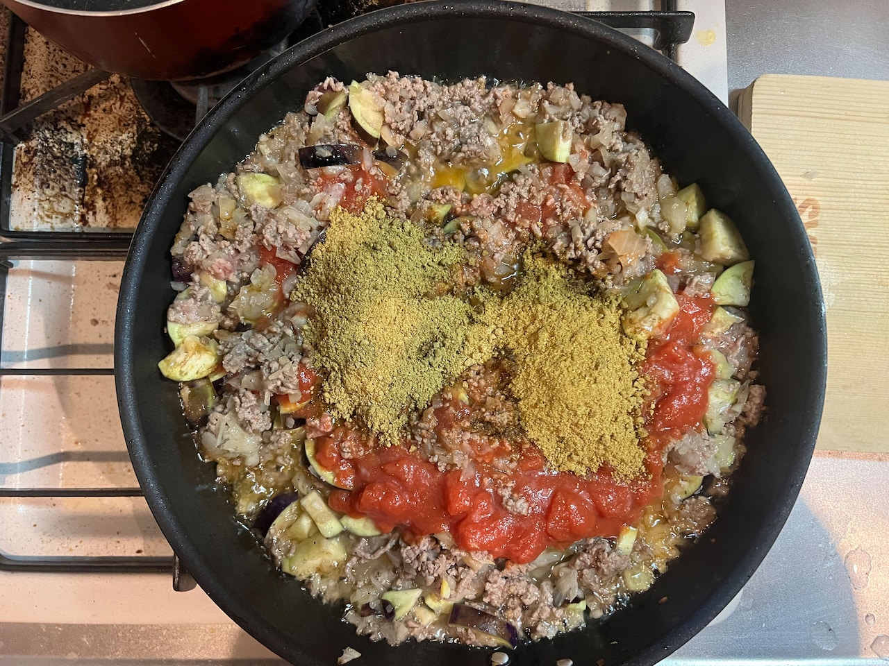 ドライキーマカレーの素を2袋加える。