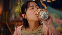 「サッポロ生ビール ナナマル」新CM「たべてマル。のんでマル。」編より。