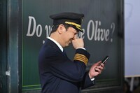 CM撮影に臨む東京03飯塚。