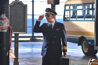 CM撮影に臨む東京03飯塚。