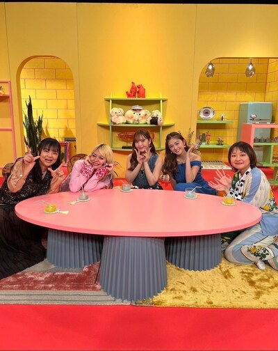 「イワクラと吉住の番組」に出演する（左から）蛙亭イワクラ、エルフ荒川、藤田ニコル、ゆうちゃみ、吉住。(c)テレビ朝日