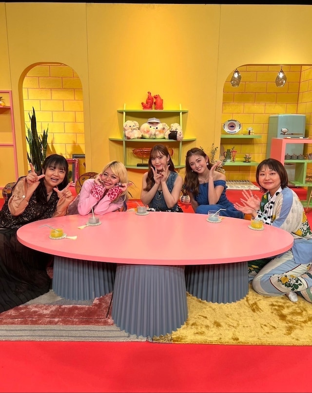 「イワクラと吉住の番組」に出演する（左から）蛙亭イワクラ、エルフ荒川、藤田ニコル、ゆうちゃみ、吉住。(c)テレビ朝日