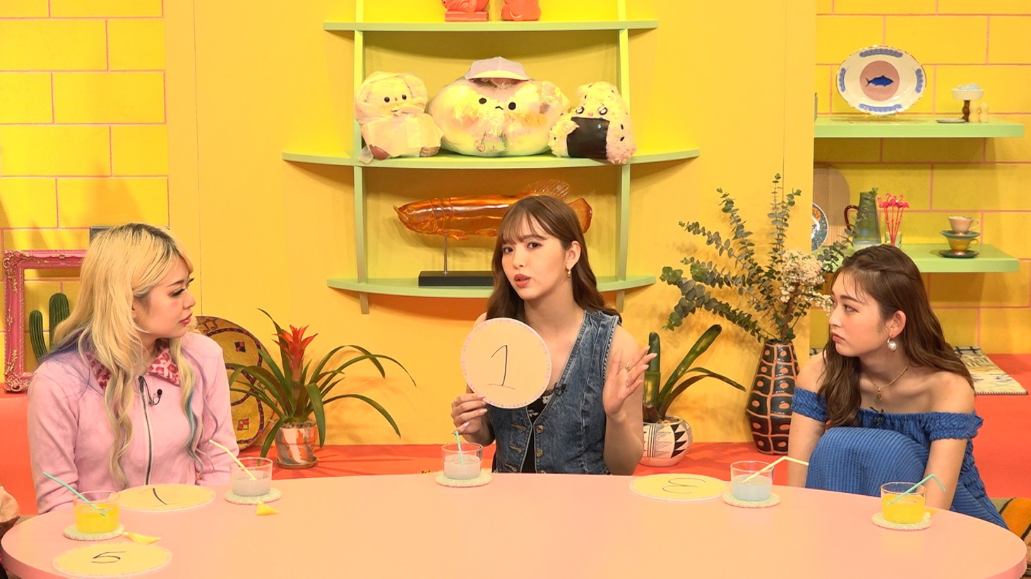 左から、エルフ荒川、藤田ニコル、ゆうちゃみ。(c)テレビ朝日