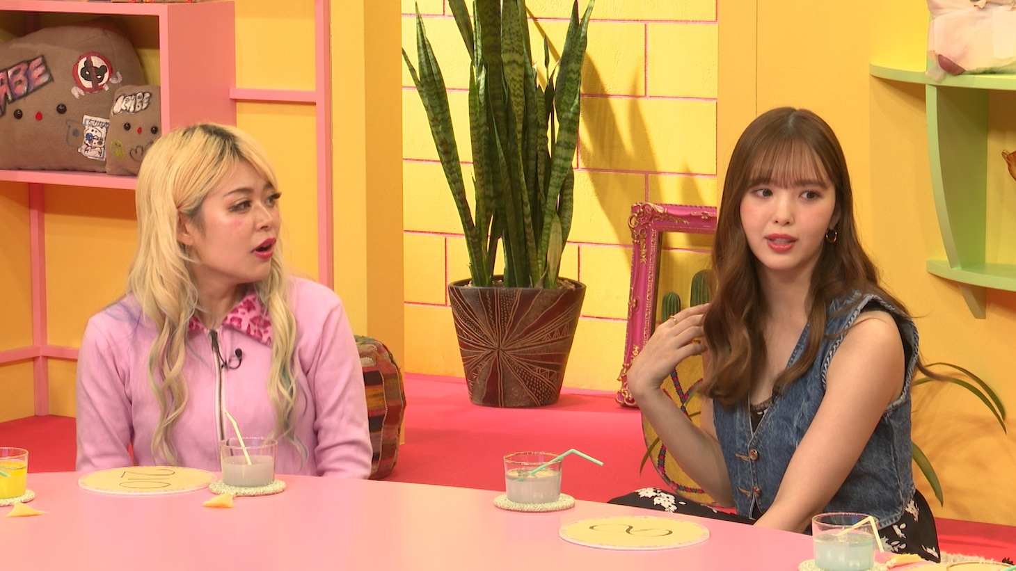 左から、エルフ荒川、藤田ニコル。(c)テレビ朝日