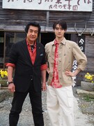 左から、藤岡弘、と藤岡真威人。(c)RSK