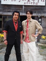 左から、藤岡弘、と藤岡真威人。(c)RSK