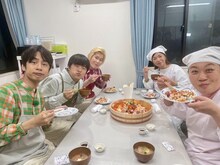 左から、中丸雄一、バカリズム、メイプル超合金カズレーザー、大久保佳代子、いとうあさこ。(C)テレビ朝日