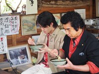 左から、藤岡真威人、藤岡弘、。(c)RSK