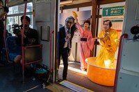 「30秒で豊橋をPR！スターに出会えるおもしろ路面電車」のワンシーン。(c)日本テレビ