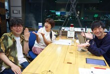 「パンサー向井の#ふらっと」生放送で結婚を発表したヤーレンズ出井（左）と、番組パーソナリティのパンサー向井（右）、水曜パートナーの三田寛子（中央）。(c)TBSラジオ