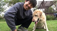 トータルテンボス大村と愛犬エミル。(c)TBS