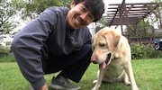 トータルテンボス大村と愛犬エミル。(c)TBS