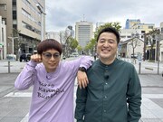 静岡で肉を食べまくる同期コンビの（左から）バイク川崎バイクと水田信二。(c)SBSテレビ