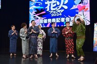 会見途中に遅刻して現れたオズワルド畠中（右端）。