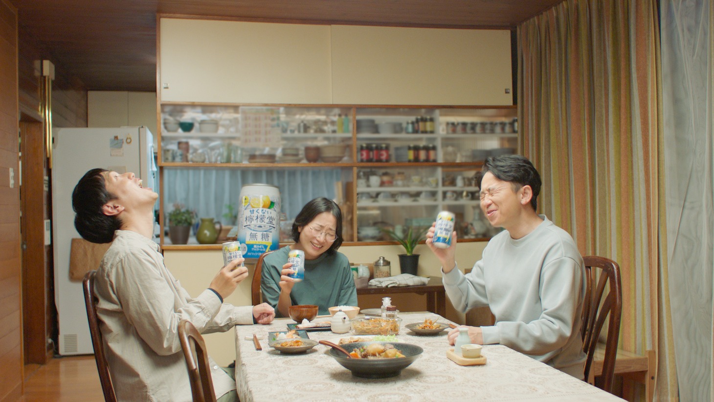 新CM「いつものおかずに！甘くない檸檬堂」編のワンシーン。