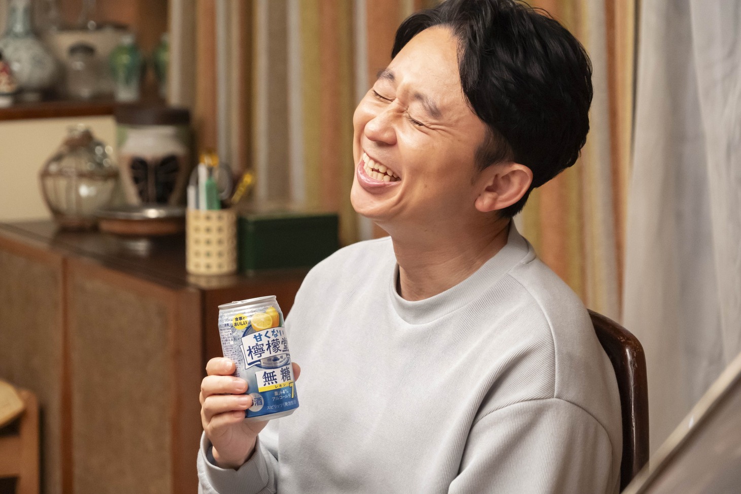 「甘くない檸檬堂 無糖レモン」の新CM「いつものおかずに！甘くない檸檬堂」編に出演する有吉弘行。