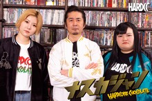 「ナスカジャン2024」を着るオダウエダ（両端）と増子直純（中央）。